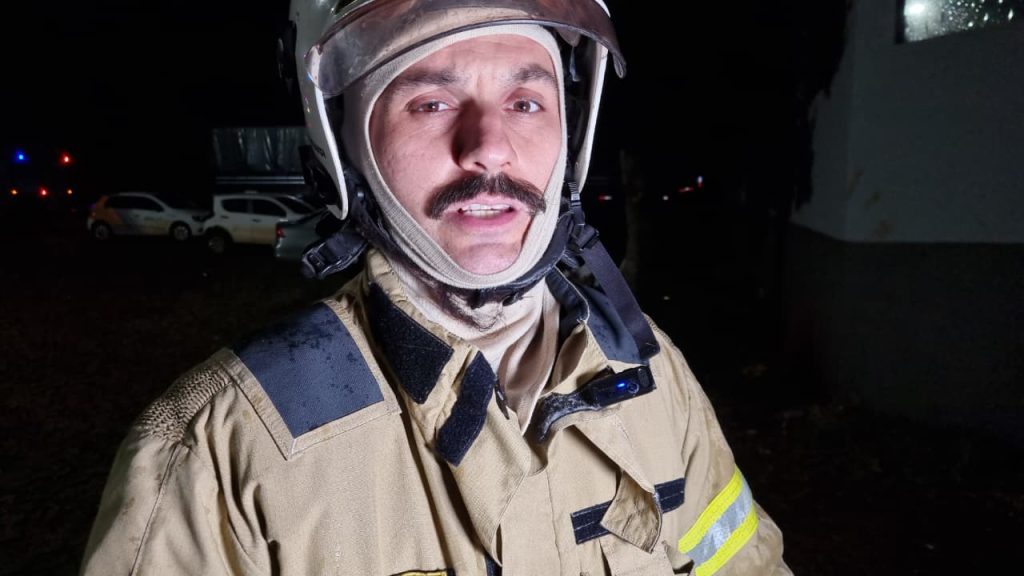 Resposta rápida das equipes evitou que o fogo se alastrasse na madeireira, avalia oficial dos Bombeiros