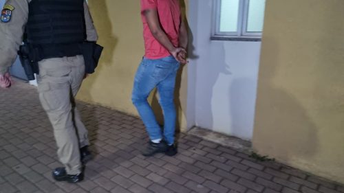 Estrangeiro paga um, leva dois: homem é detido ao sair de loja usando tênis furtado em shopping de Cascavel