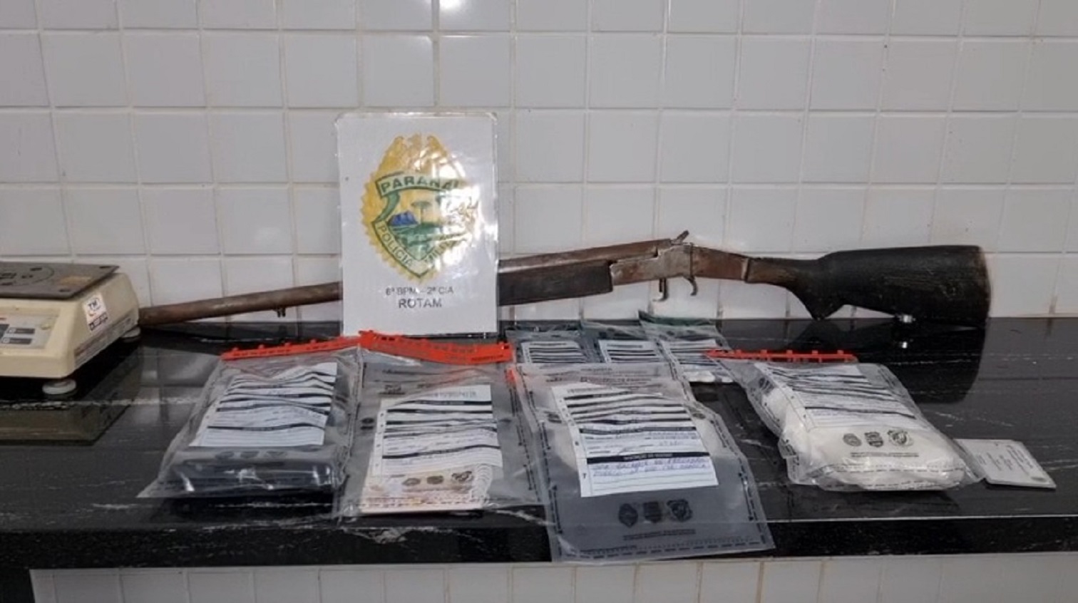 PM apreende cocaína, espingarda e detém duas pessoas por tráfico em Ibema PM apreende cocaína, espingarda e detém duas pessoas por tráfico em Ibema