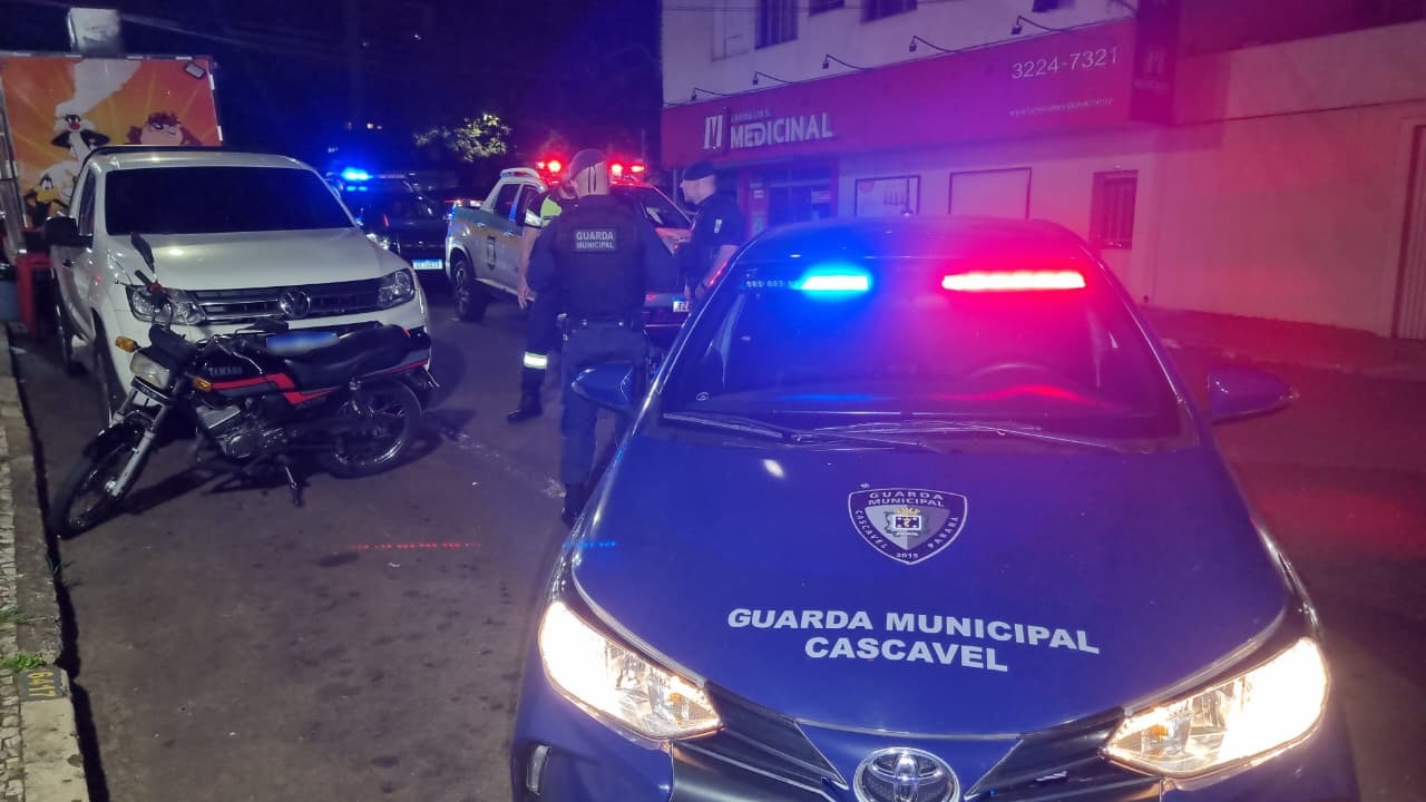 Piloto embriagado "corta de giro", tenta fuga, mas acaba detido pelas equipes da GM e Transitar no Centro Piloto embriagado "corta de giro", tenta fuga, mas acaba detido pelas equipes da GM e Transitar no Centro