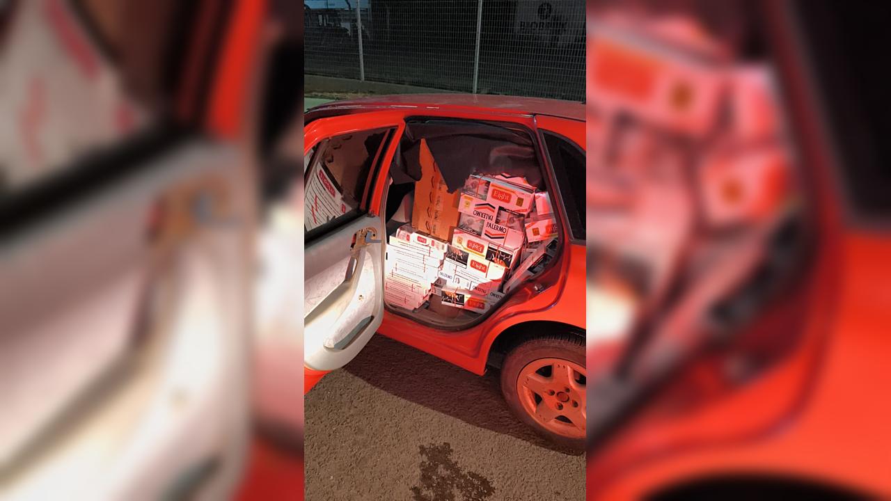 PM apreende carro com 25 caixas de cigarros contrabandeados em Cascavel PM apreende carro com 25 caixas de cigarros contrabandeados em Cascavel
