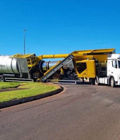 Imagem referente a Caminhão interdita Trevo do Bairro Guarujá, em Cascavel