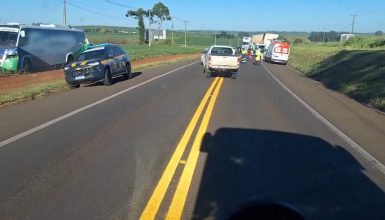 Acidente entre carro, carreta e micro-ônibus é registrado na BR-277 Imagem referente a Acidente entre carro, carreta e micro-ônibus é registrado na BR-277