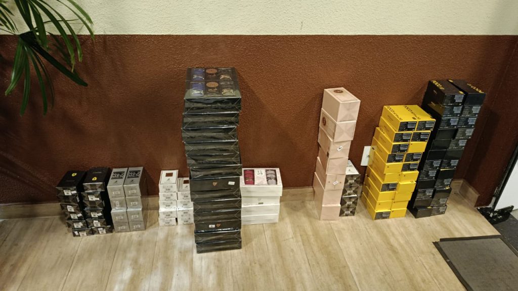 Homem é abordado na rodoviária de Cascavel com grande quantidade de perfumes e celulares sem procedência