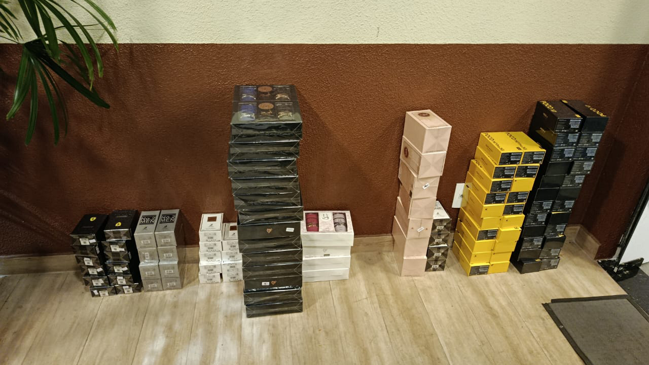 Homem é abordado na rodoviária de Cascavel com grande quantidade de perfumes e celulares sem procedência Homem é abordado na rodoviária de Cascavel com grande quantidade de perfumes e celulares sem procedência