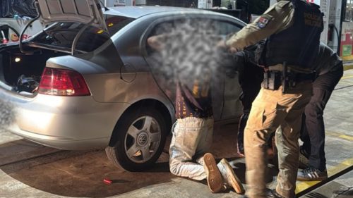Três homens são presos e carro roubado é recuperado em operação policial em Quedas do Iguaçu