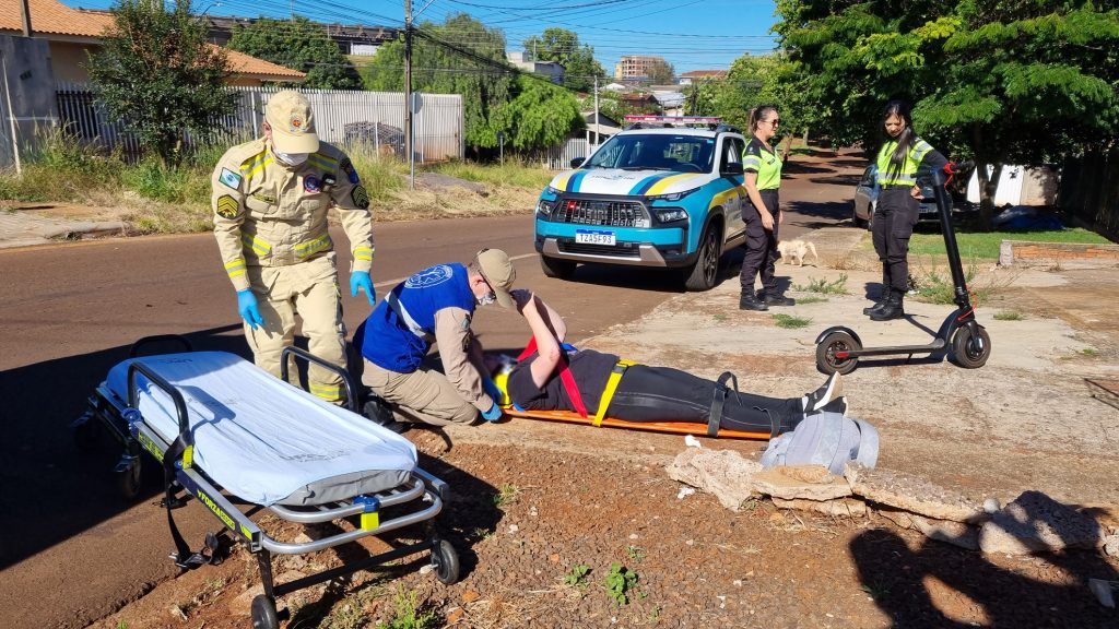 Mulher fica ferida após acidente de trânsito com patinete elétrico no bairro Santo Onofre