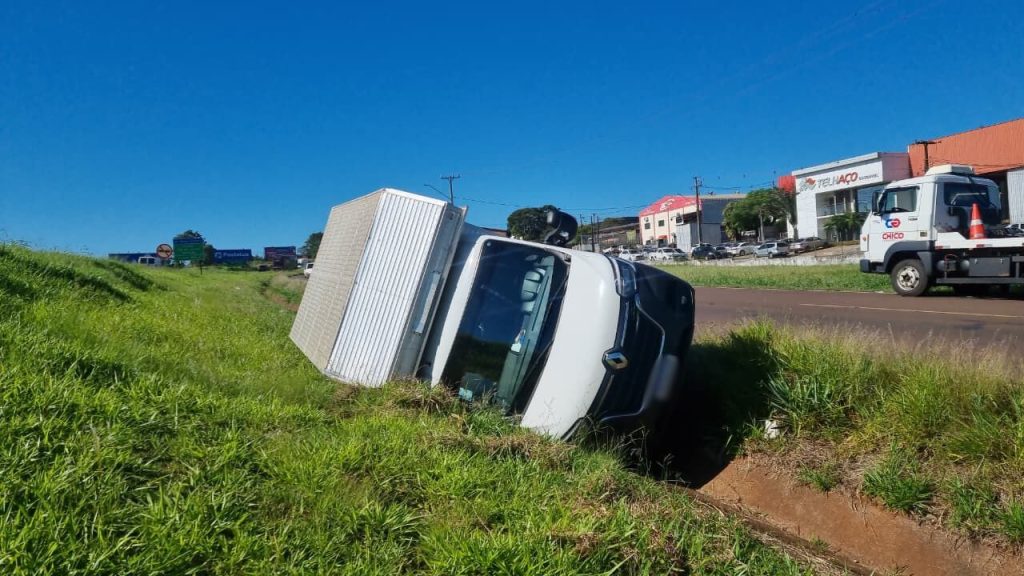 Renault Master sai da pista e tomba às margens da BR-369, em Cascavel