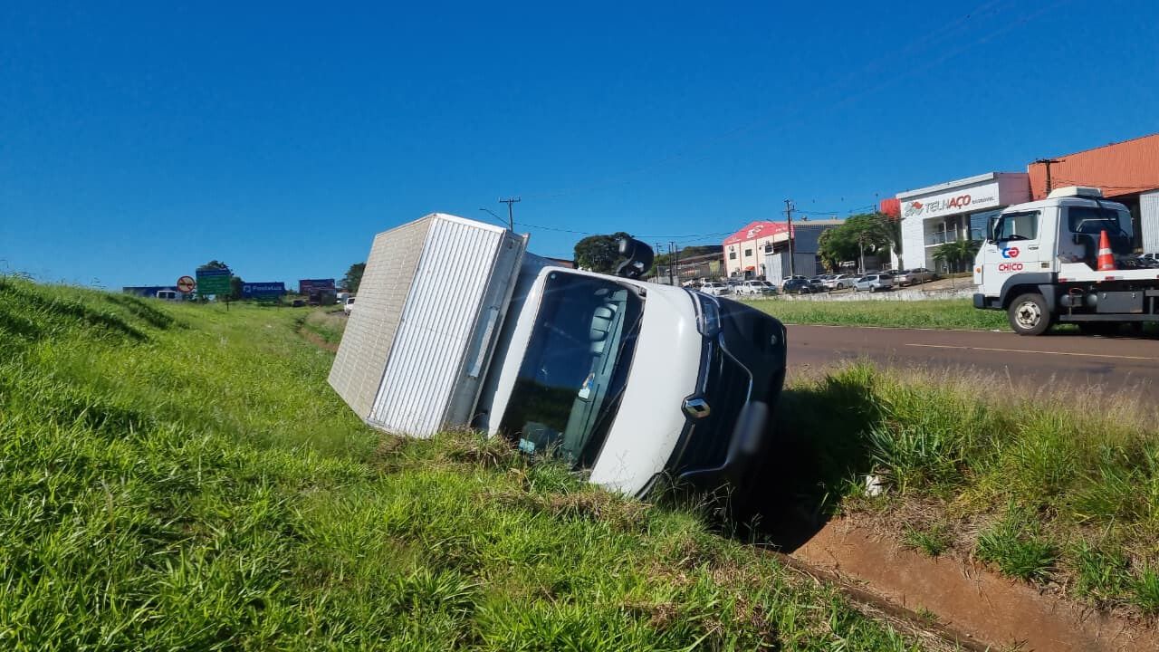 Renault Master sai da pista e tomba às margens da BR-369, em Cascavel Renault Master sai da pista e tomba às margens da BR-369, em Cascavel