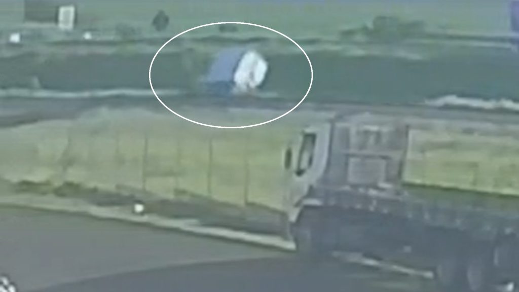 Câmera de segurança flagra saída de pista e tombamento de Renault Master na BR-369, em Cascavel