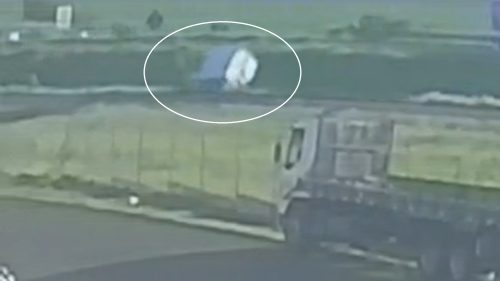 Câmera de segurança flagra saída de pista e tombamento de Renault Master na BR-369, em Cascavel