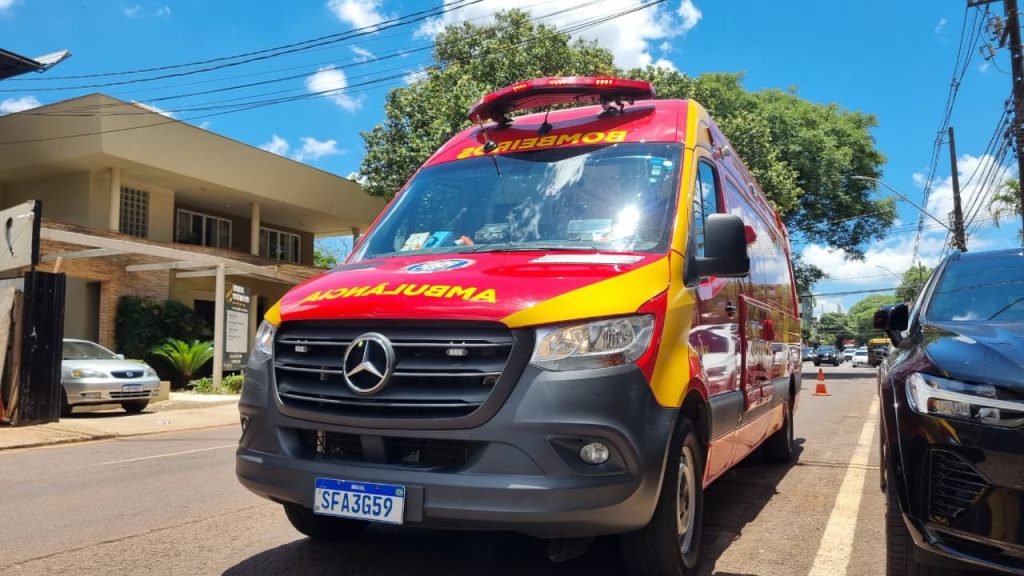 Bombeiros atendem pessoa ferida na Rua Paraná, no Centro de Cascavel