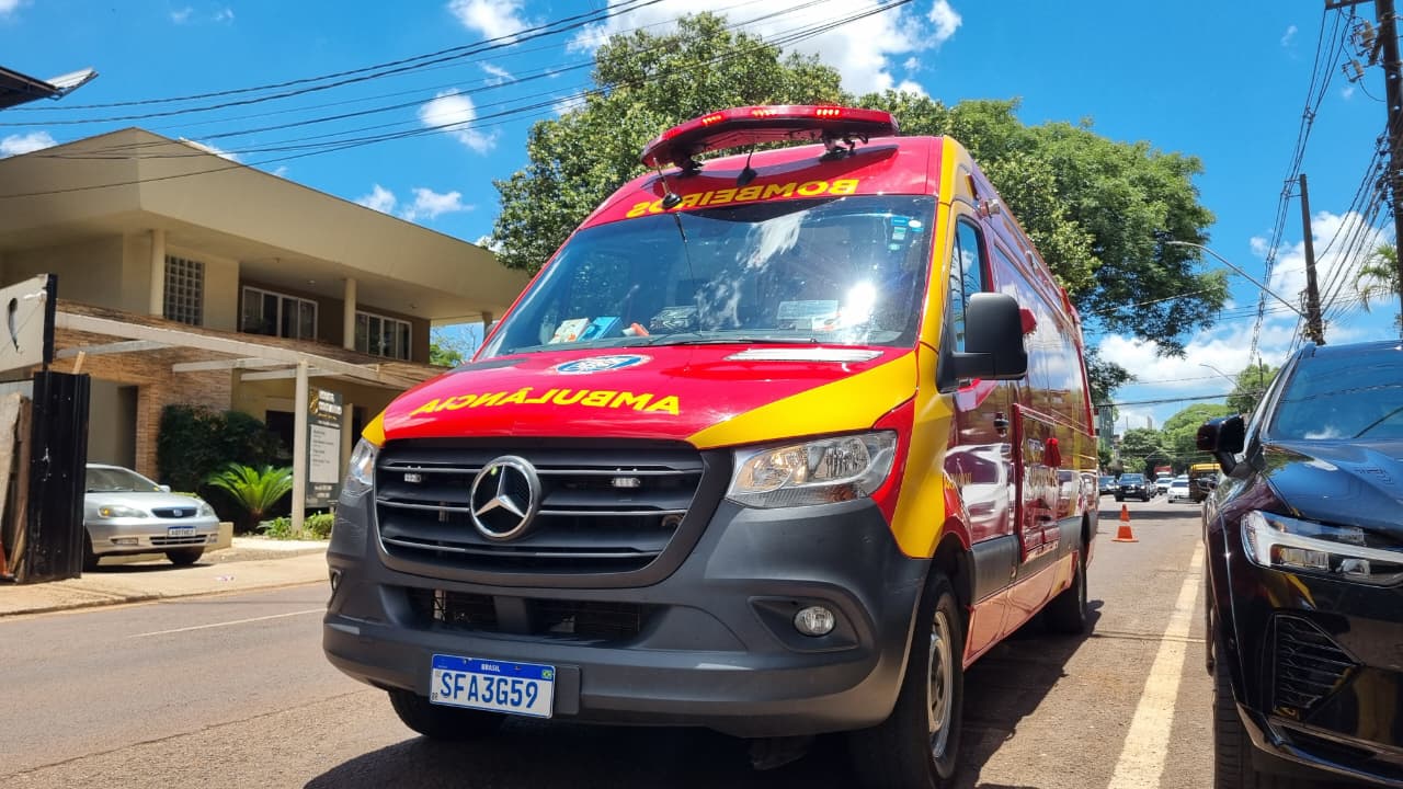 Bombeiros atendem pessoa ferida na Rua Paraná, no Centro de Cascavel Bombeiros atendem pessoa ferida na Rua Paraná, no Centro de Cascavel