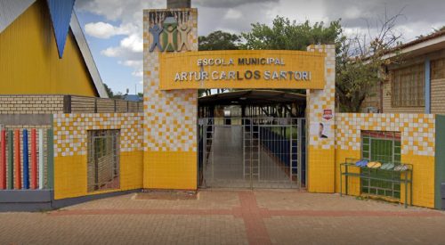 Mãe reclama de falta de água na Escola Arthur Carlos Sartori e Prefeitura que caminhão-pipa foi acionado