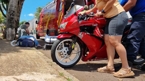 Motociclista fica ferido após colisão entre Kawasaki Ninja e Fiat Strada no bairro Neva, em Cascavel