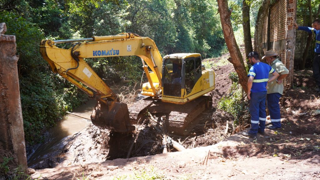 Prefeitura limpa Rio das Antas e já trabalha em projeto para construção de nova ponte na Rua Salgado Filho