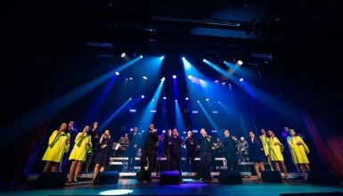 Imagem referente a Coral Sanepar resgata a magia do Natal em apresentação gratuita nesta sexta-feira (5), em frente à Catedral