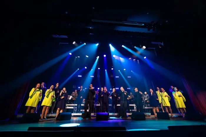 Coral Sanepar resgata a magia do Natal em apresentação gratuita nesta sexta-feira (5), em frente à Catedral