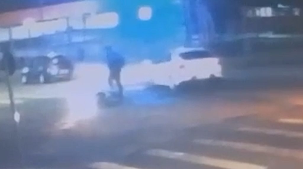 Câmera registra acidente em que motorista furou sinal e fugiu sem prestar socorro em Cascavel