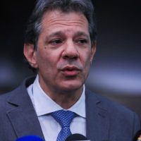 Imagem referente a Haddad busca canal direto com EUA para rastrear peças de fuzis