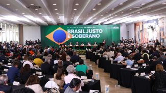 Conselhão entrega a Lula propostas de metas de desenvolvimento do país Conselhão entrega a Lula propostas de metas de desenvolvimento do país