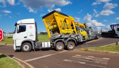 Imagem referente a Caminhão-tanque é destombado e trânsito é liberado no Trevo do Guarujá