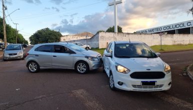 Imagem referente a “Não vi a placa atrás da árvore”, diz motorista de Ka que bateu com Onix no Santo Onofre