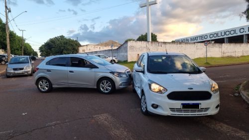 “Não vi a placa atrás da árvore”, diz motorista de Ka que bateu com Onix no Santo Onofre