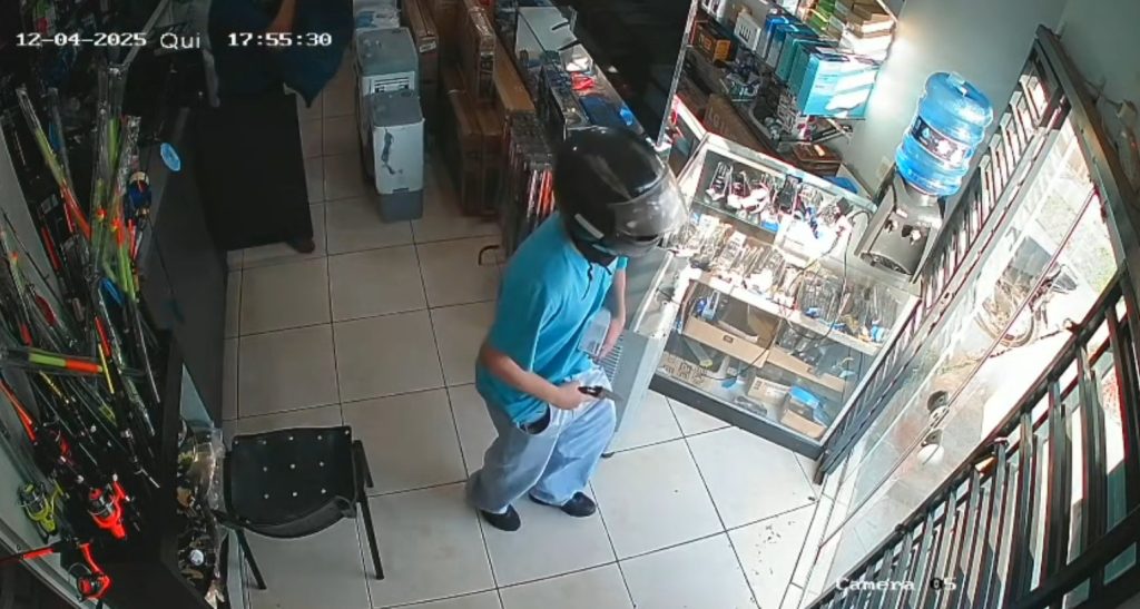 Criminosos armados assaltam loja de eletrônicos em Cascavel; Veja o vídeo