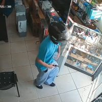 Imagem referente a Criminosos armados assaltam loja de eletrônicos em Cascavel; Veja o vídeo