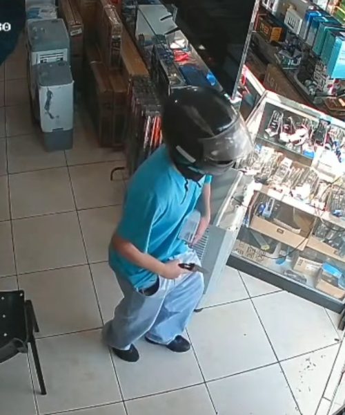 Imagem referente a Criminosos armados assaltam loja de eletrônicos em Cascavel; Veja o vídeo