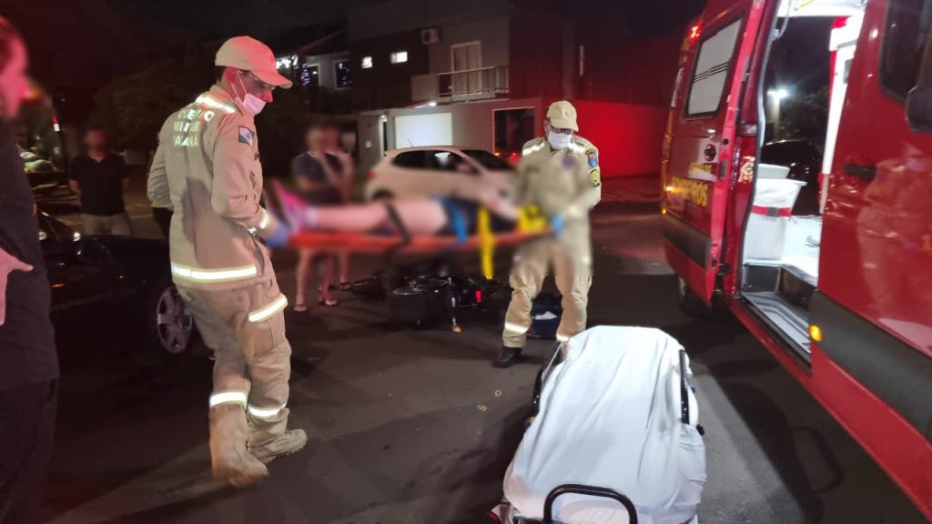 Colisão entre Vectra e scooter deixa mulher com múltiplas lesões na Vila Tolentino