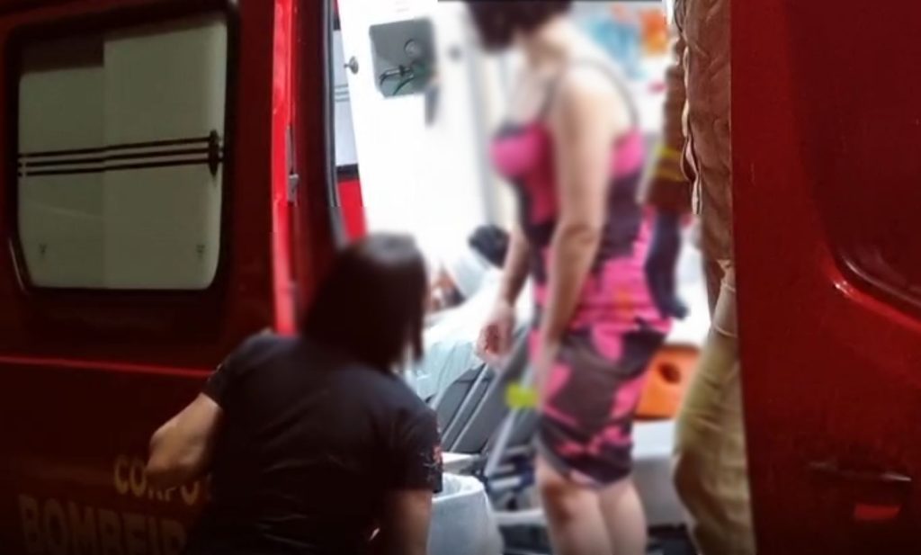 Mulher fere a cabeça ao escorregar na calçada em Cascavel