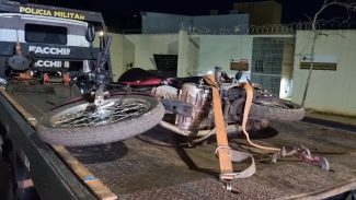 PM localiza moto utilizada por assaltantes que roubaram loja no Santa Felicidade