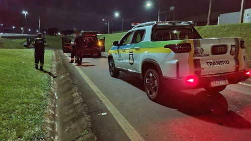 Transitar auxilia motorista de Discovery após carro sofrer pane no Trevo do Guarujá Imagem referente a Transitar auxilia motorista de Discovery após carro sofrer pane no Trevo do Guarujá