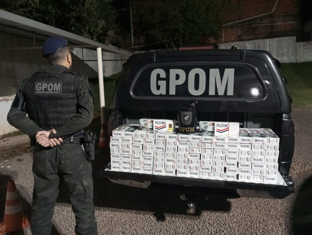 GPOM flagra jovem com 100 maços de cigarros paraguaios na Rodoviária de Cascavel