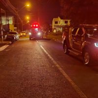 Jovem de 21 anos sofre grave acidente após cair de carro em movimento em Cascavel Imagem referente a Jovem de 21 anos sofre grave acidente após cair de carro em movimento em Cascavel