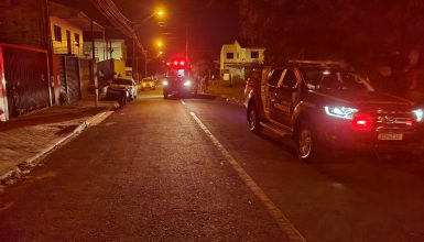 Imagem referente a Jovem de 21 anos sofre grave acidente após cair de carro em movimento em Cascavel