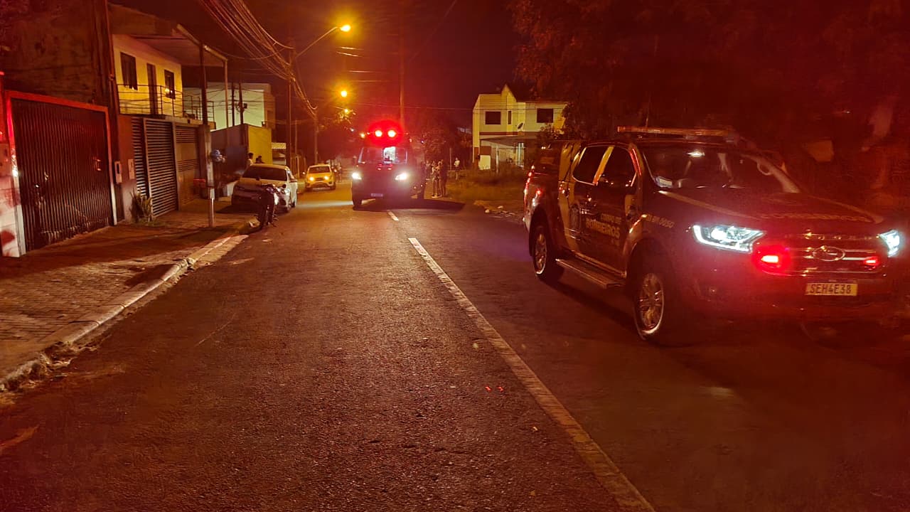 Jovem de 21 anos sofre grave acidente após cair de carro em movimento em Cascavel Imagem referente a Jovem de 21 anos sofre grave acidente após cair de carro em movimento em Cascavel
