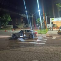 Motorista é conduzido a Delegacia em Cascavel e BMW é apreendida por débitos de IPVA Imagem referente a Motorista é conduzido a Delegacia em Cascavel e BMW é apreendida por débitos de IPVA