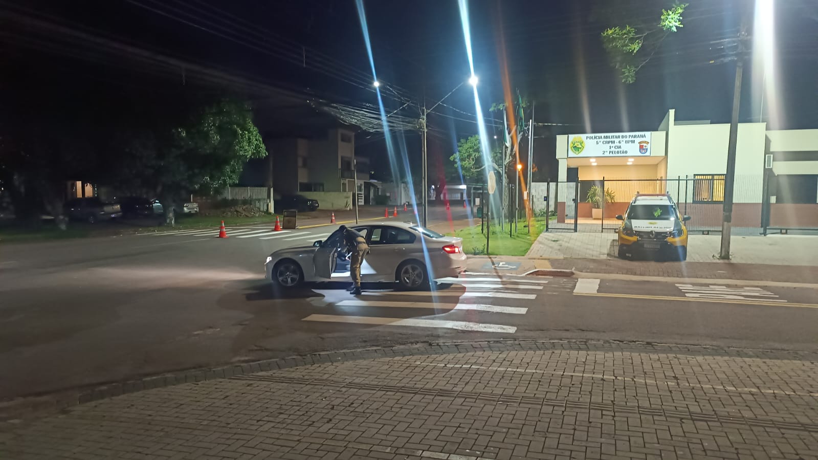 Motorista é conduzido a Delegacia em Cascavel e BMW é apreendida por débitos de IPVA Imagem referente a Motorista é conduzido a Delegacia em Cascavel e BMW é apreendida por débitos de IPVA