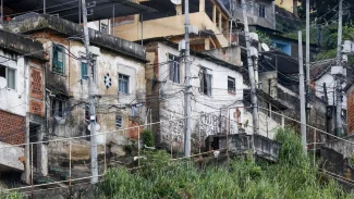 Quase 20% da população de favelas vivem em vias onde não passam carros
