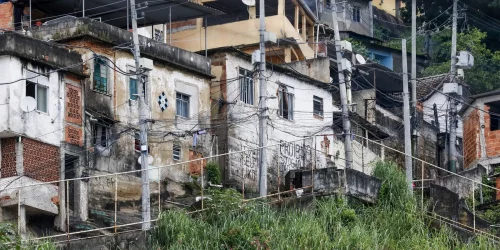 Imagem referente a Quase 20% da população de favelas vivem em vias onde não passam carros