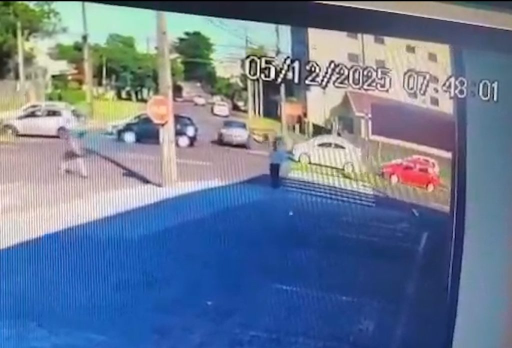 Vídeo mostra carro atravessando congestionamento e sendo atingido por moto na Avenida Rocha Pombo