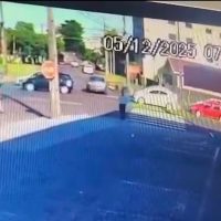 Imagem referente a Vídeo mostra carro atravessando congestionamento e sendo atingido por moto na Avenida Rocha Pombo