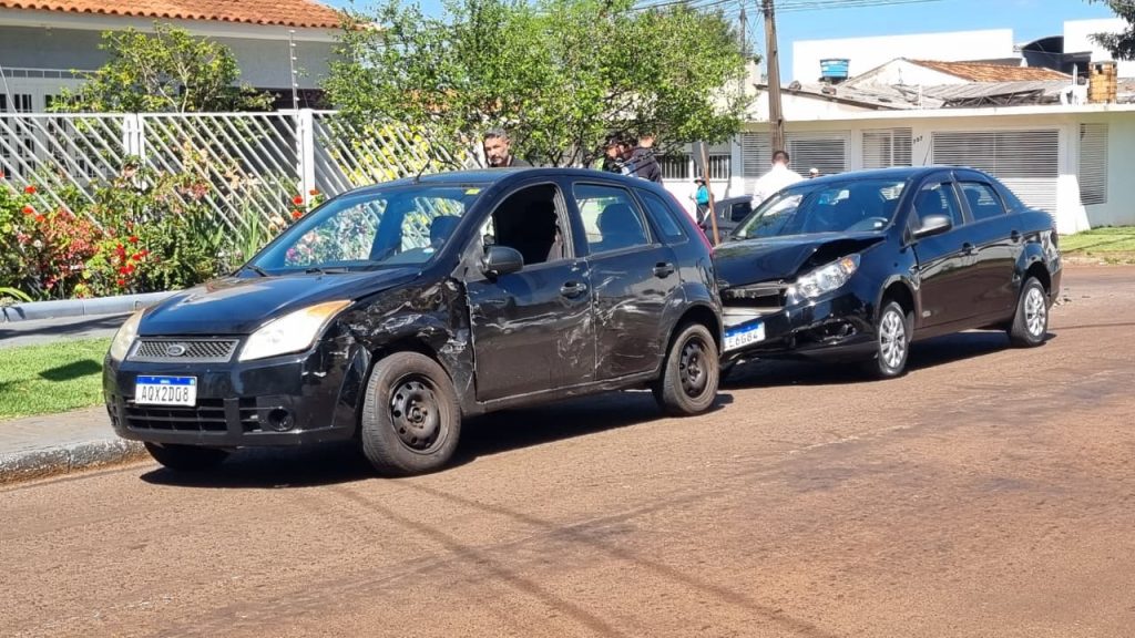 Carros batem em cruzamento e causam susto no Bairro Alto Alegre, em Cascavel