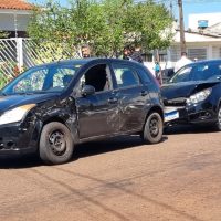 Imagem referente a Carros batem em cruzamento e causam susto no Bairro Alto Alegre, em Cascavel