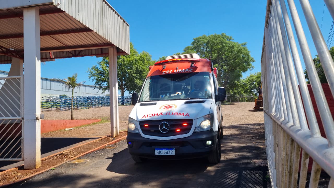 Homem cai de quatro metros, acerta mesas e vai parar na UPA em Cascavel