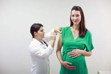 Imagem referente a Vacina cara de R$ 1,6 mil agora é de graça para grávidas em Cascavel