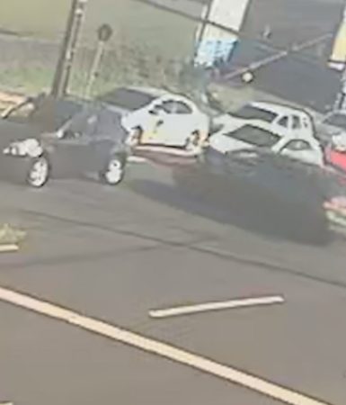 Imagem referente a Vídeo mostra que trânsito estava parado quando carro atravessou Avenida e foi atingido por moto